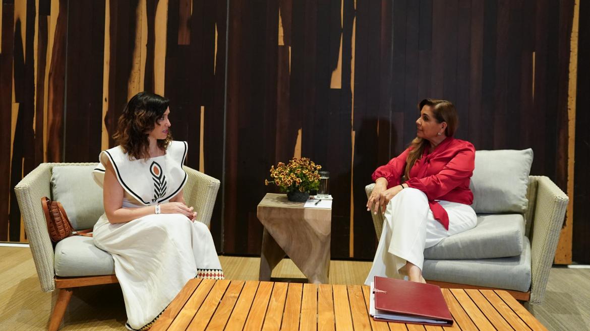 La presidenta Isabel Díaz Ayuso durante su reunión con la gobernadora del Estado de Quintana Roo 