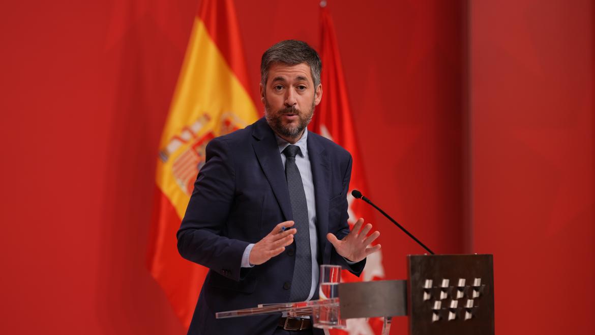 El portavoz Miguel Ángel García Martín atiende a los medios de comunicación en la Real Casa de Correos