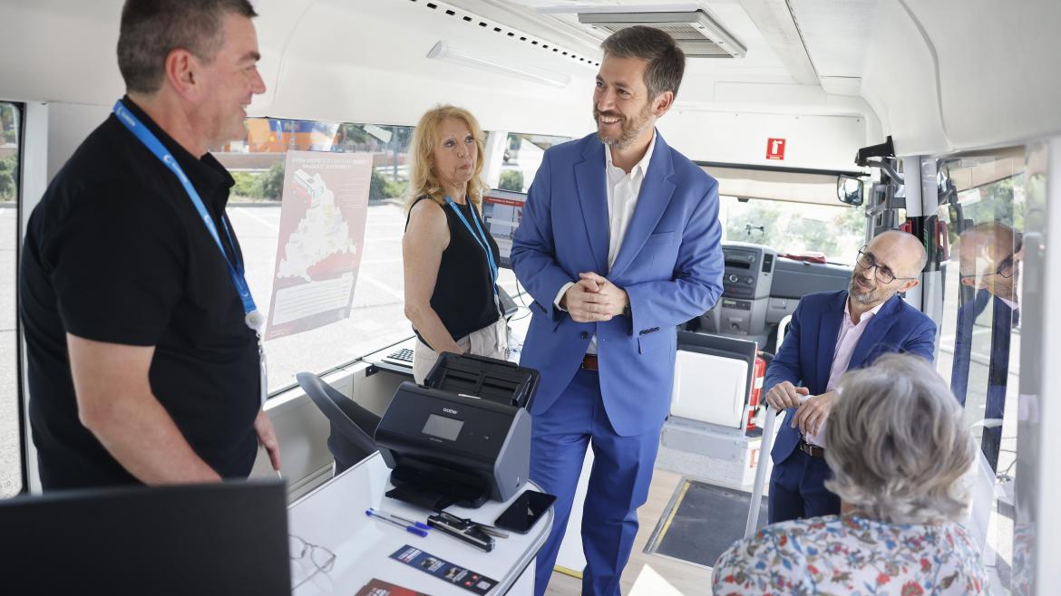El consejero en la oficina móvil 