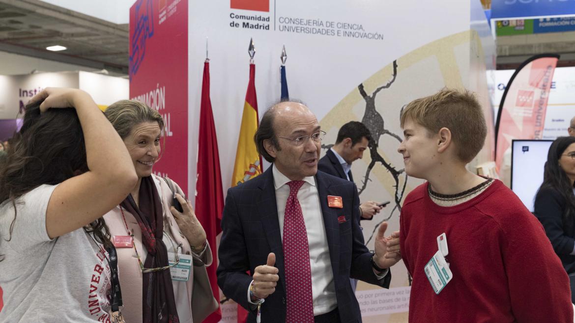 Eduardo Sicilia durante su visita a AULA