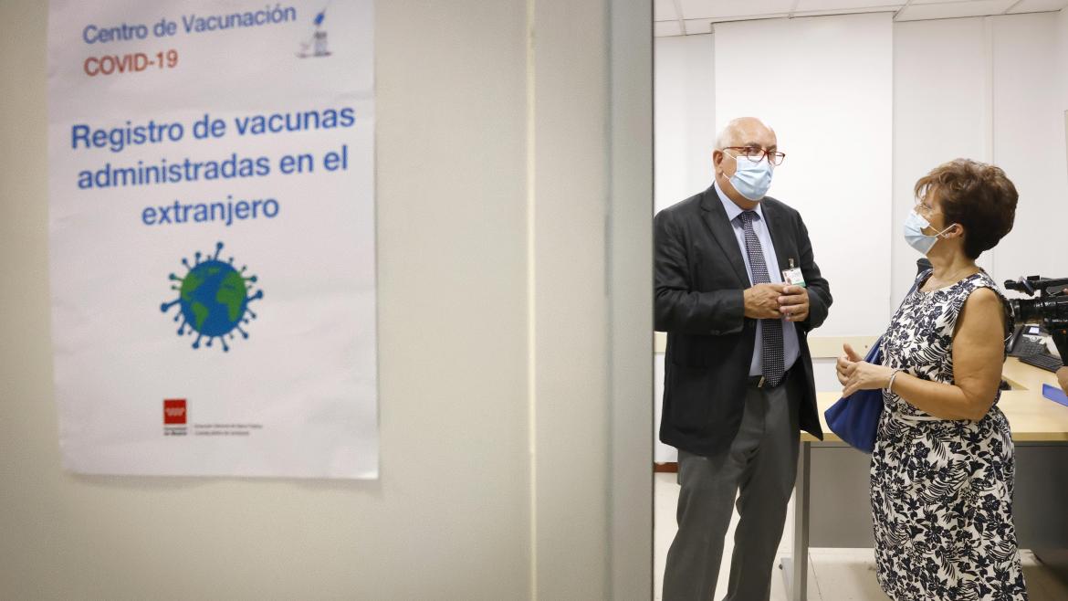 Elena Andrada visita el Centro de Vacunación encargado del Certificado Covid Digital Europeo La Directora General acompañada del responsable del centro hablando dentro de una sala