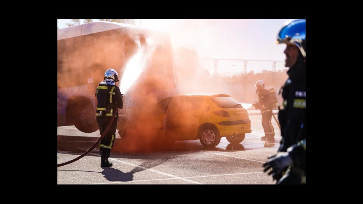 El consejero Enrique López ha presenciado un ejercicio del Cuerpo de Bomberos Plano general de la actuación de los bomberos