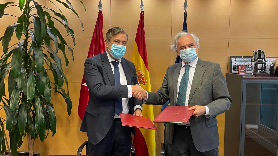 El consejero estrechando la mano del presidente de CEIM