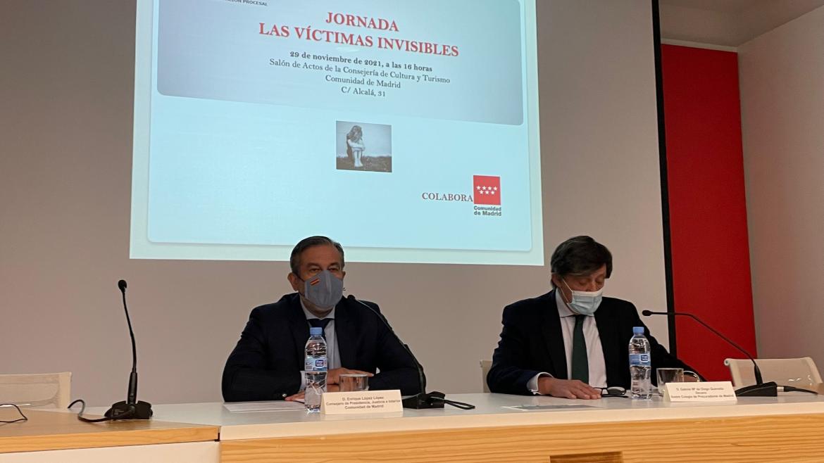 López y Dancausa han inaugurado y clausurado hoy, respectivamente, la jornada Las víctimas invisibles El consejero Enrique López interviniendo sentada en una mesa en el escenario