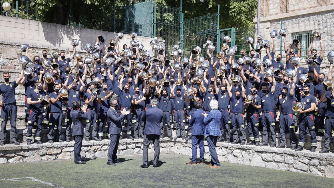 Foto de familia con Bomberos de la Comunidad de Madrid
