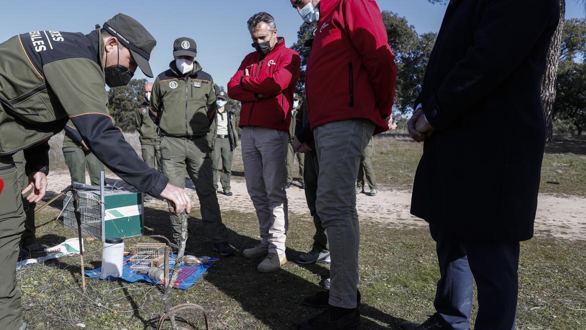 El consejero hablando con algunos agentes forestales