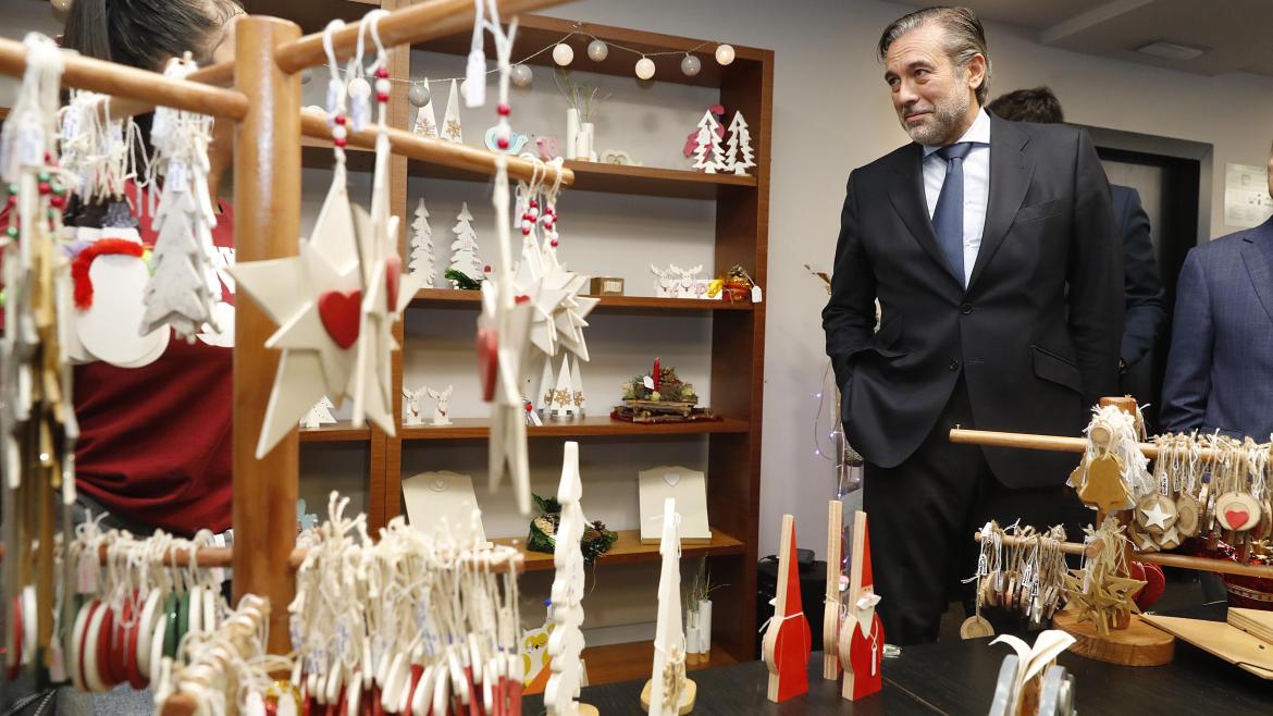 Enrique López durante la inauguración del mercadillo navideño de la Fundación Profesor Uría