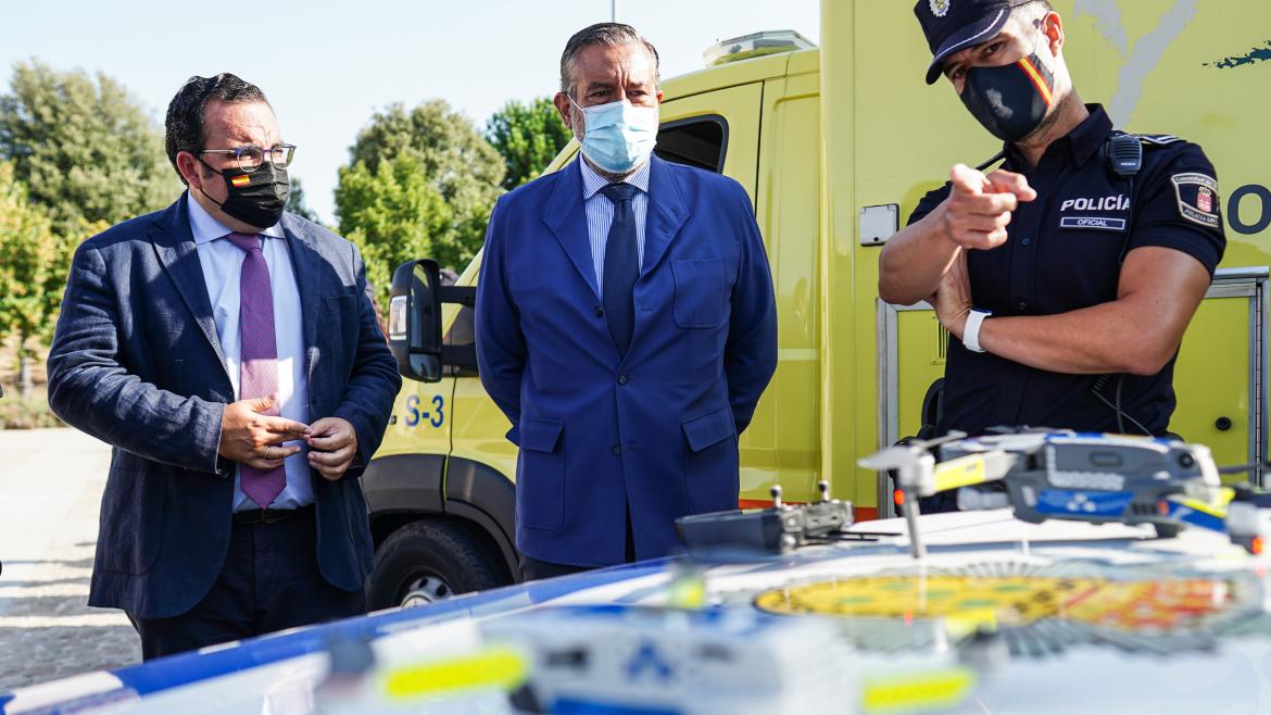 Enrique López durante su visita al Cuerpo de la Policía Local y la Agrupación de Protección Civil de Boadilla del Monte