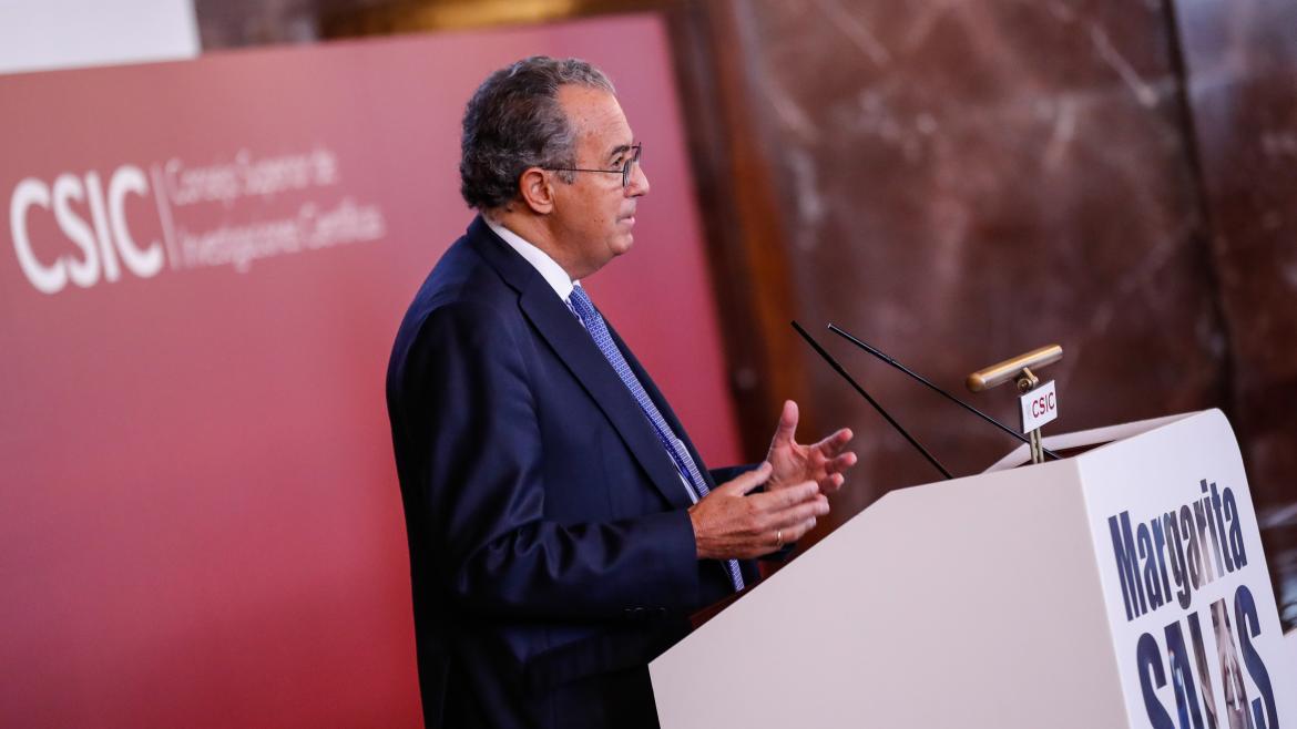 El consejero Enrique Ossorio interviniendo en el atril del acto