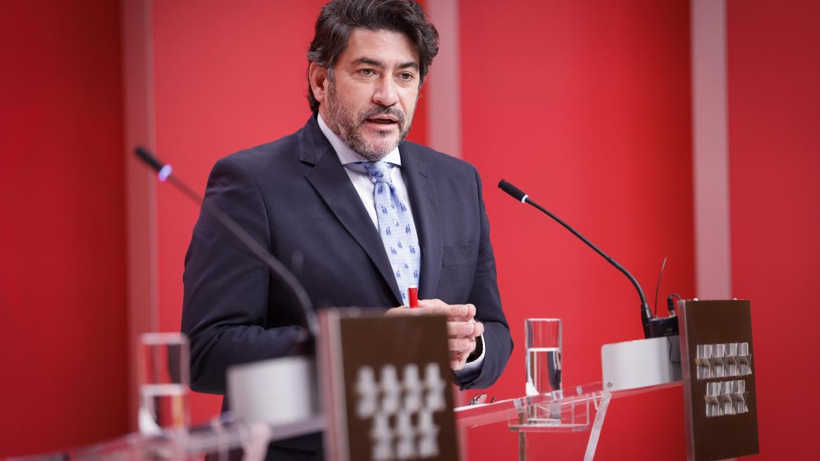 Construcción del intercambiador de Valdebebas El consejero en el atril interviniendo