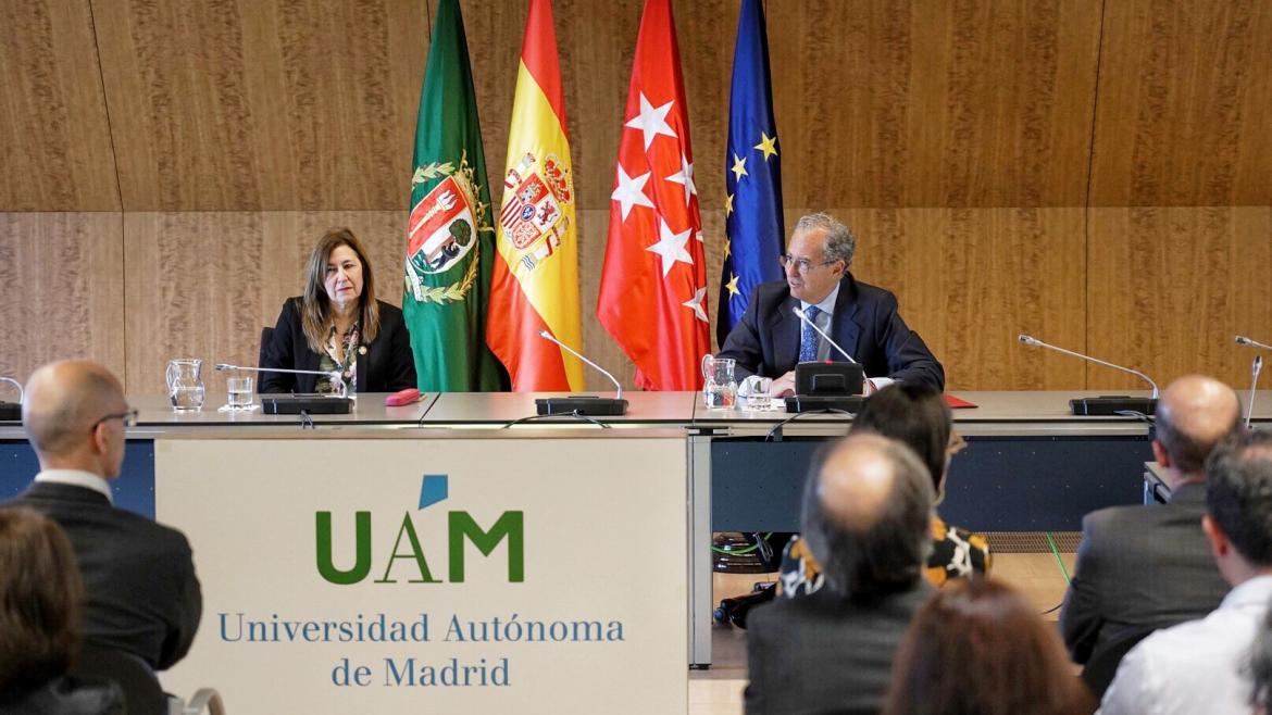 Plano general de la mesa de intervenciones del acto
