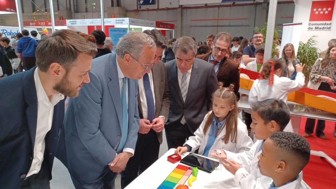 El consejero recorriendo la feria