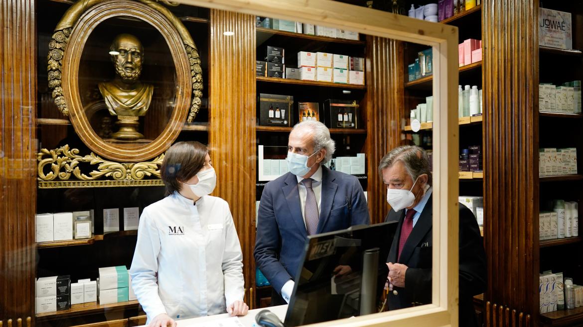 El consejero conversa con la encargada de una de las farmacias visitadas