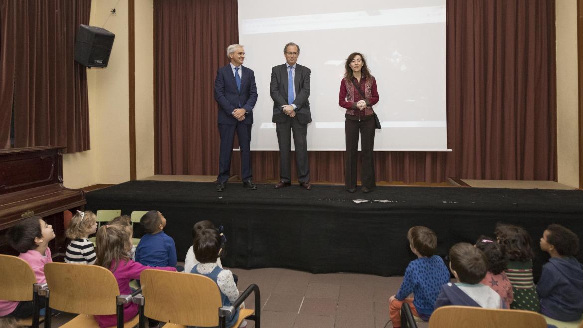 Enrique Ossorio durante su visita al colegio público Nuestra Señora de la Paloma
