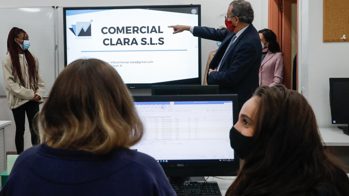 Enrique Ossorio visita el IES Clara del Rey Enrique Ossorio durante su visita al IES Clara del Rey
