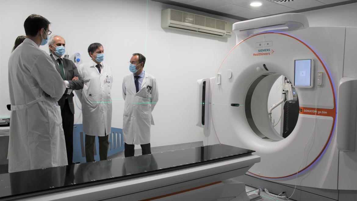 El consejero recorriendo las instalaciones