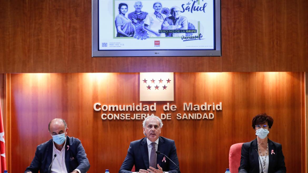 El consejero junto a los responsables de Sanidad interviniendo