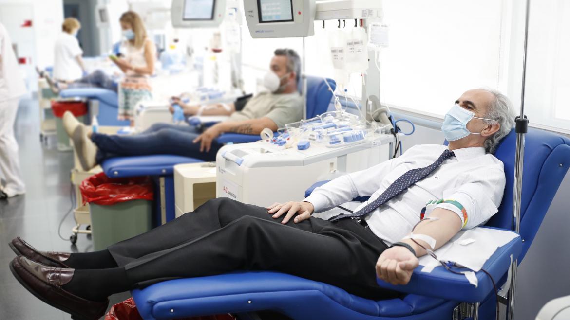 Enrique Ruiz Escudero donando en el Centro de Transfusión