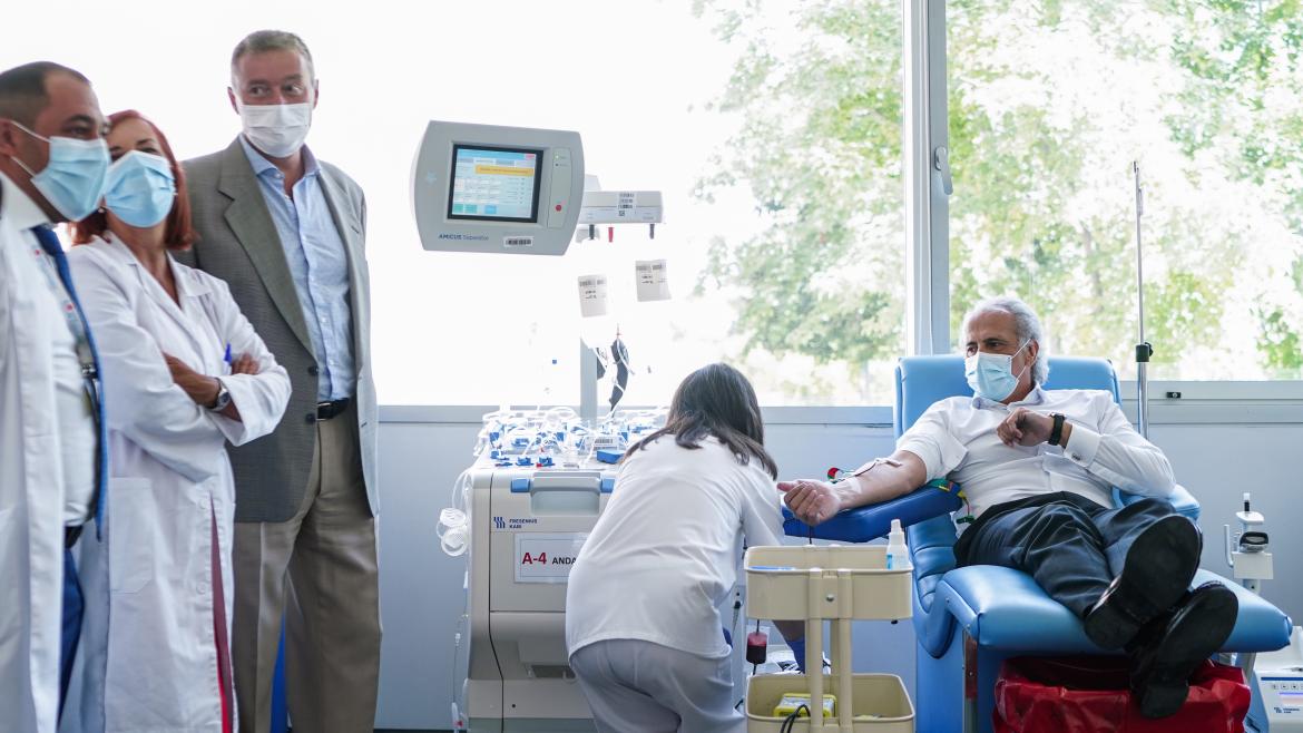 Enrique Ruiz Escudero donando sangre