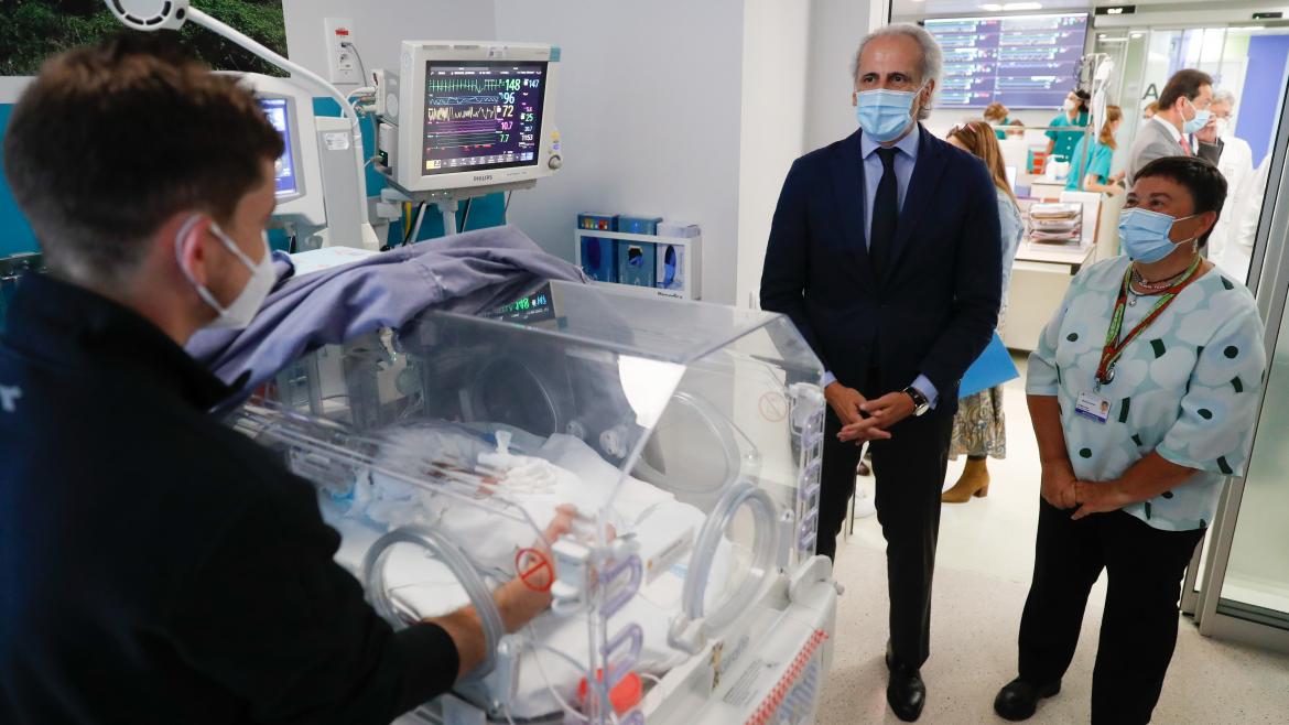 El consejero Enrique Ruiz Escudero visita el Servicio de Neonatología del Hospital público 12 de Octubre El consejero paseando por las instalaciones