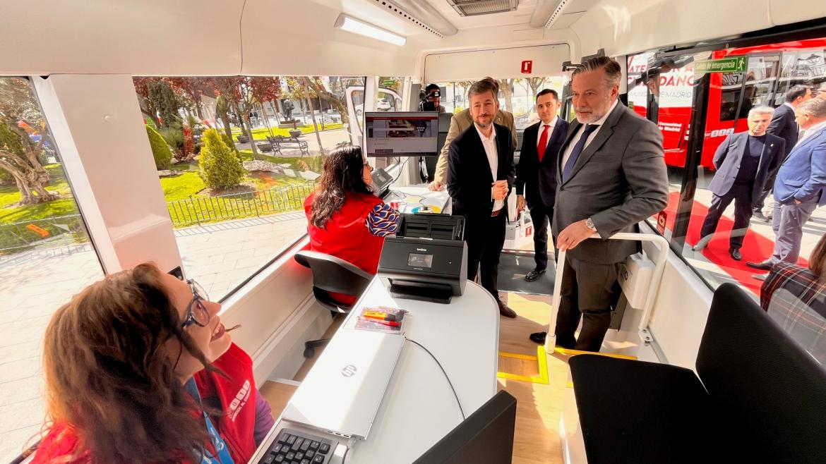 El consejero Enrique López ha comprobado en Torrejón de Velasco la implantación del Servicio de Oficinas Móviles El consejero visitando la oficina móvil