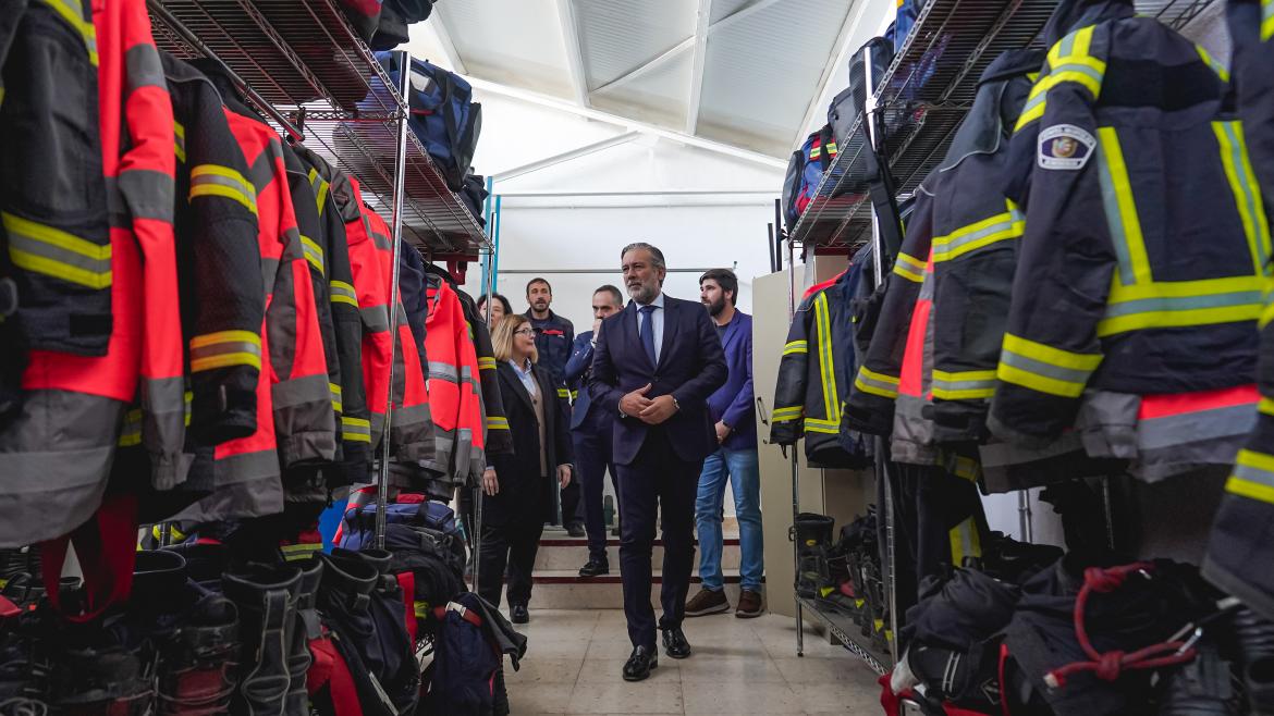 El consejero Enrique López ha dado la bienvenida a los casi 60 efectivos recién integrados en el Cuerpo de Bomberos de la Comunidad de Madrid El consejero recorriendo las instalaciones del parque de bomberos