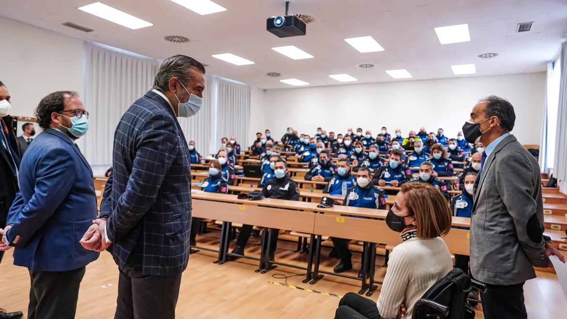 El consejero Enrique López ha participado en la entrega de diplomas en el Instituto de Formación Integral en Seguridad y Emergencias (IFISE) El consejero en una de las clases de formación