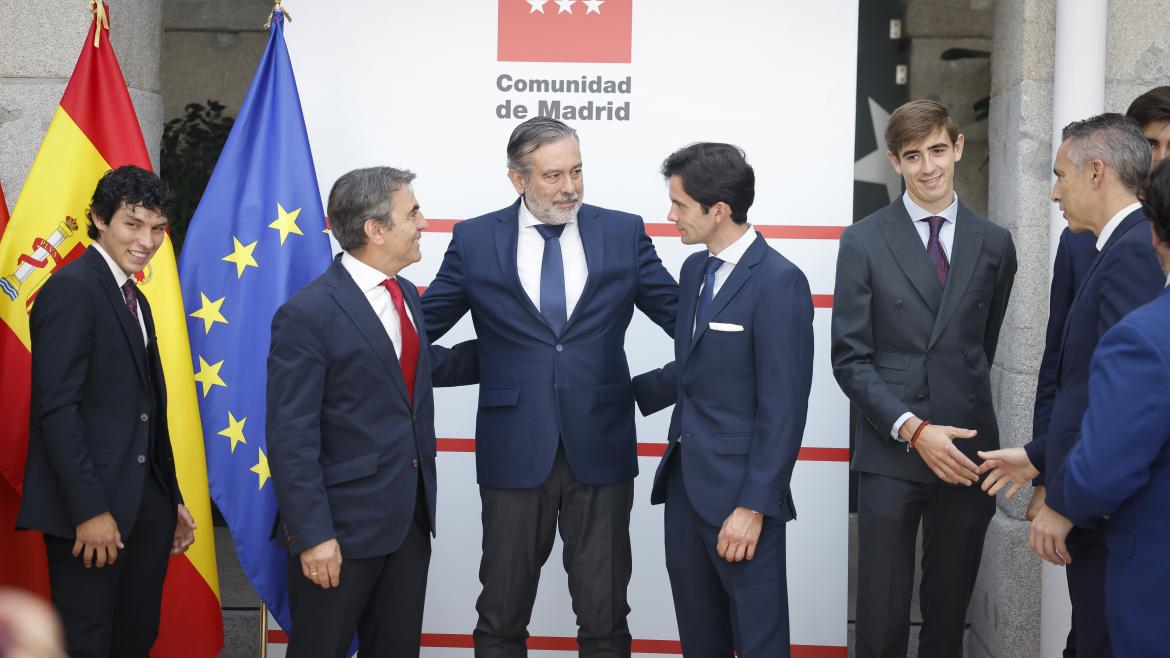 La Comunidad de Madrid recibe a los finalistas del Circuito de Novilladas y la Copa Chenel Fotografía del acto celebrado