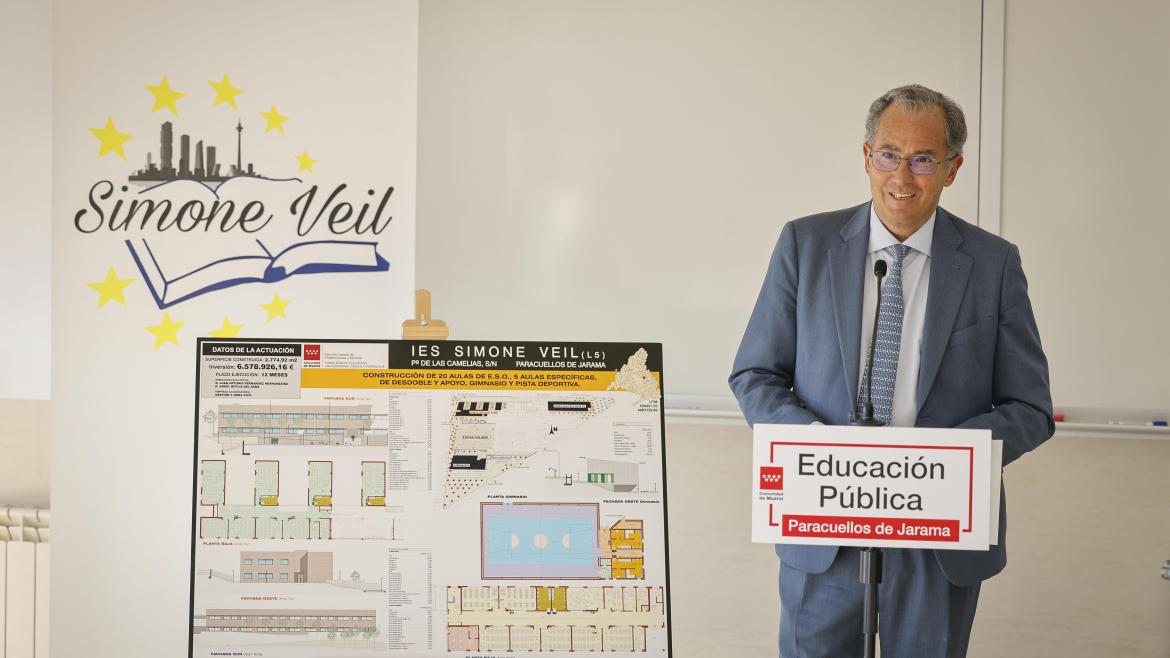 El consejero Enrique Ossorio visita las obras de ampliación del IES Simone Veil El consejero interviniendo en el atril habilitado para el acto