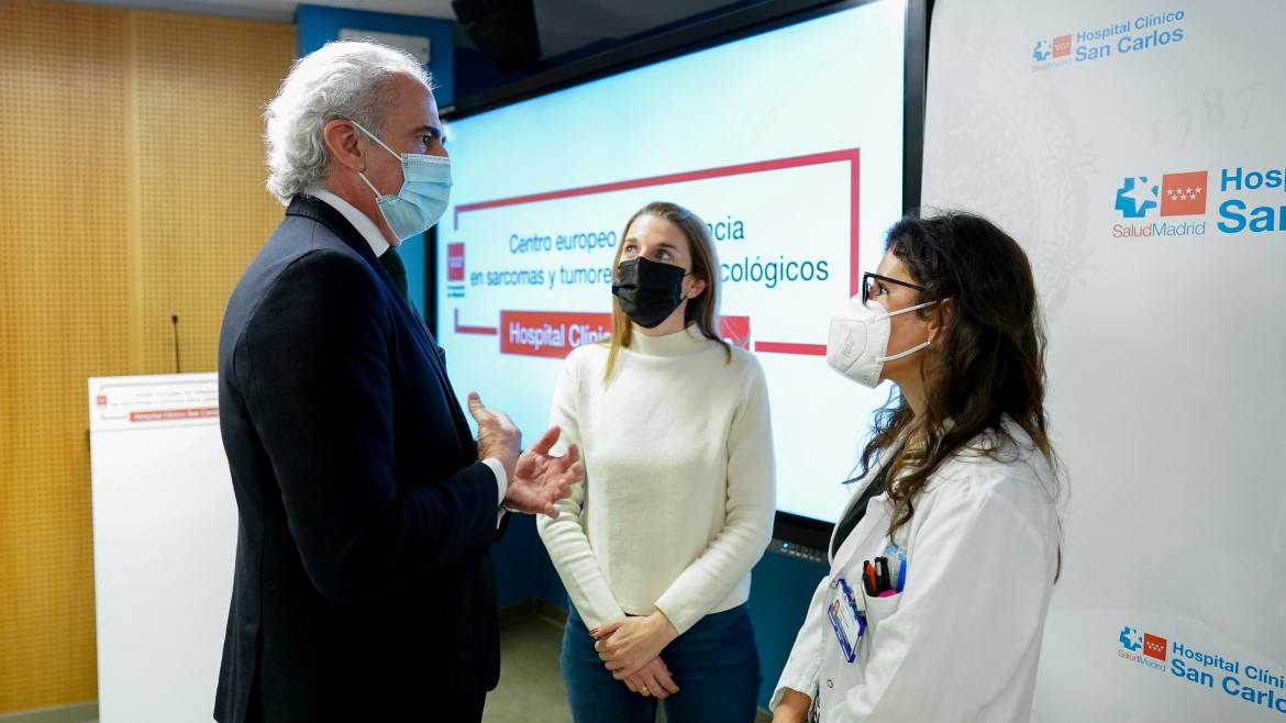 El consejero hablando con el personal médico