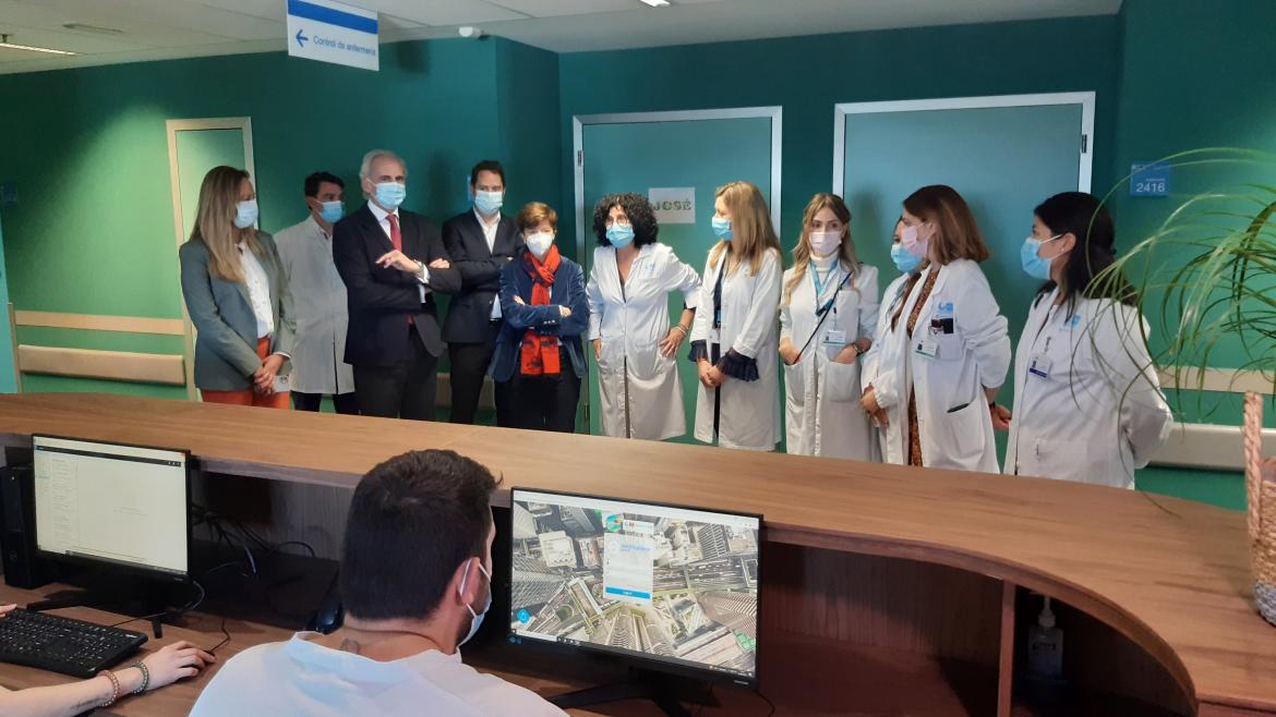 El consejero hablando con algunos sanitarios