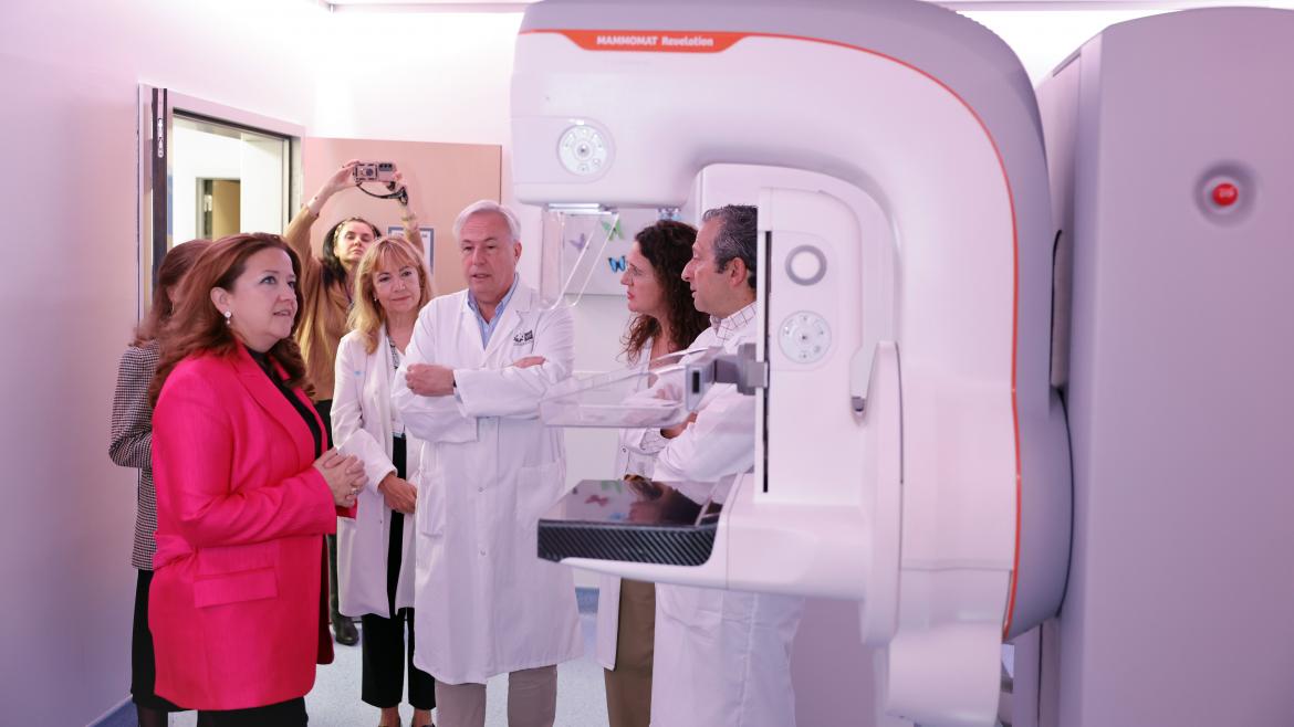 Fátima Matute en un momento de su visita a la Unidad de Patología Mamaria del Hospital público Universitario Ramón y Cajal