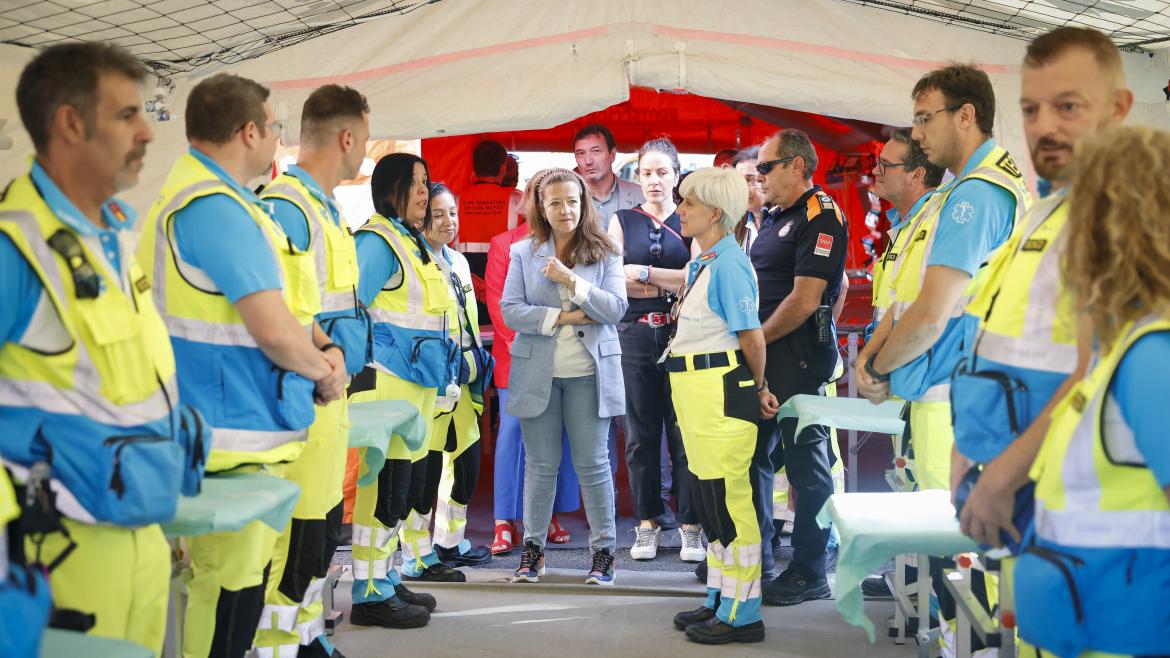 La consejera Fátima Matute visita el operativo especial del SUMMA112 para las fiestas patronales de San Sebastián de los Reyes La consejera saludando al personal del dispositivo