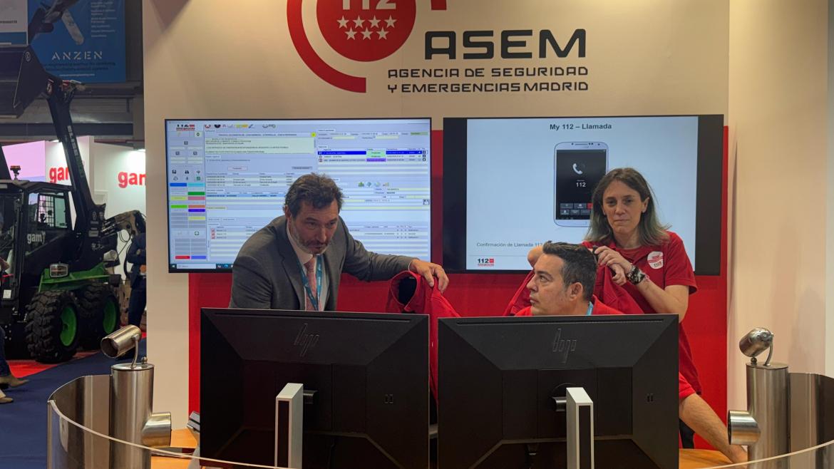 La ASEM 112 exhibe su trabajo en la Feria Internacional de Defensa y Seguridad de España El director Pedro Antonio Ruiz durante su visita a esta feria