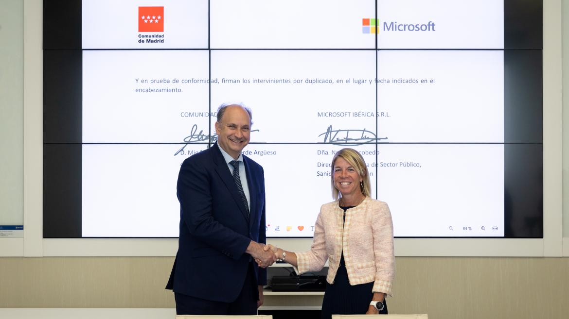 El consejero Miguel López-Valverde durante la firma de un acuerdo de colaboración con Microsoft