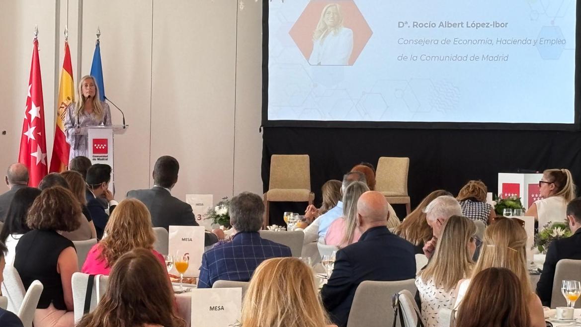 La consejera Rocío Albert en una jornada informativa para empresas sobre acreditación de competencias profesionales