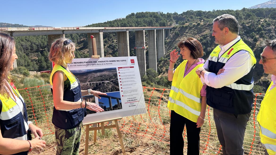 El consejero Jorge Rodrigo durante su visita a las obras de rehabilitación del viaducto sobre el río Cofio