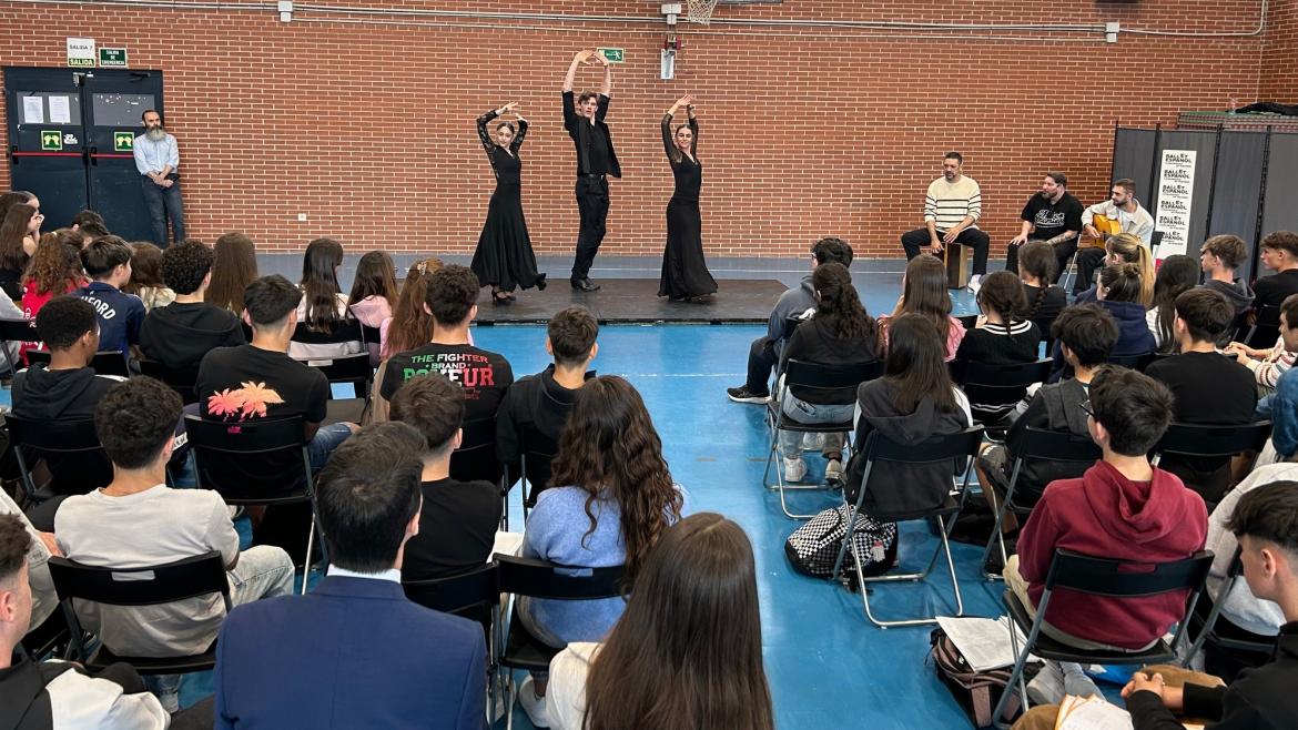 El consejero Emilio Viciana durante su visita al Instituto Gregorio Peces Barba de Colmenarejo