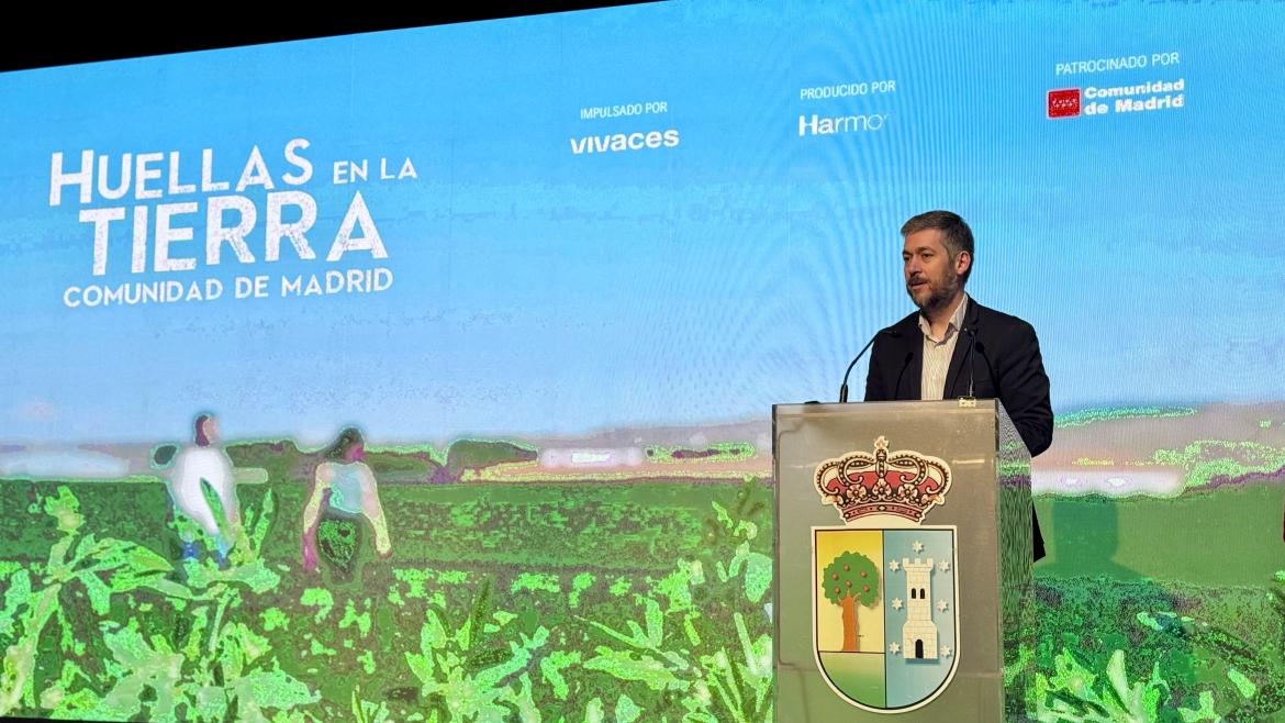 El consejero Miguel Ángel García Martín durante la presentación de la serie documental Huellas en la Tierra