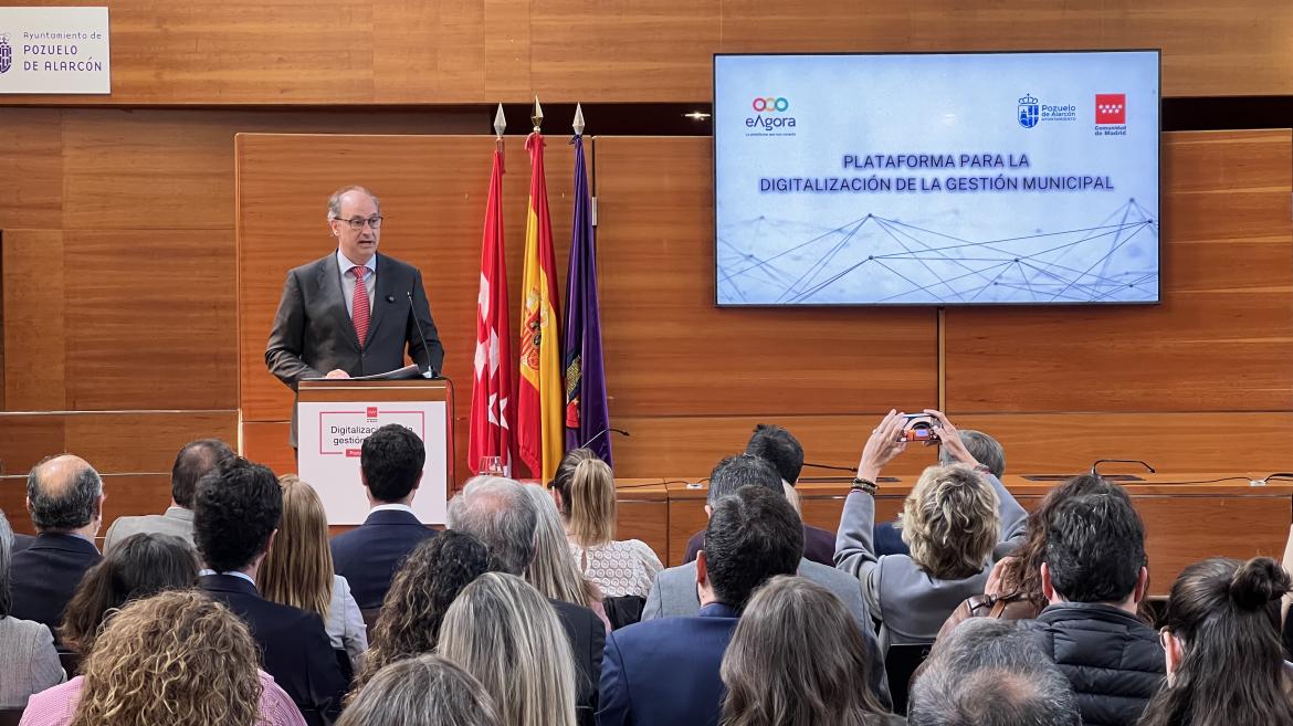 El consejero Miguel López-Valverde durante la presentación de una plataforma digital para ayuntamientos 
