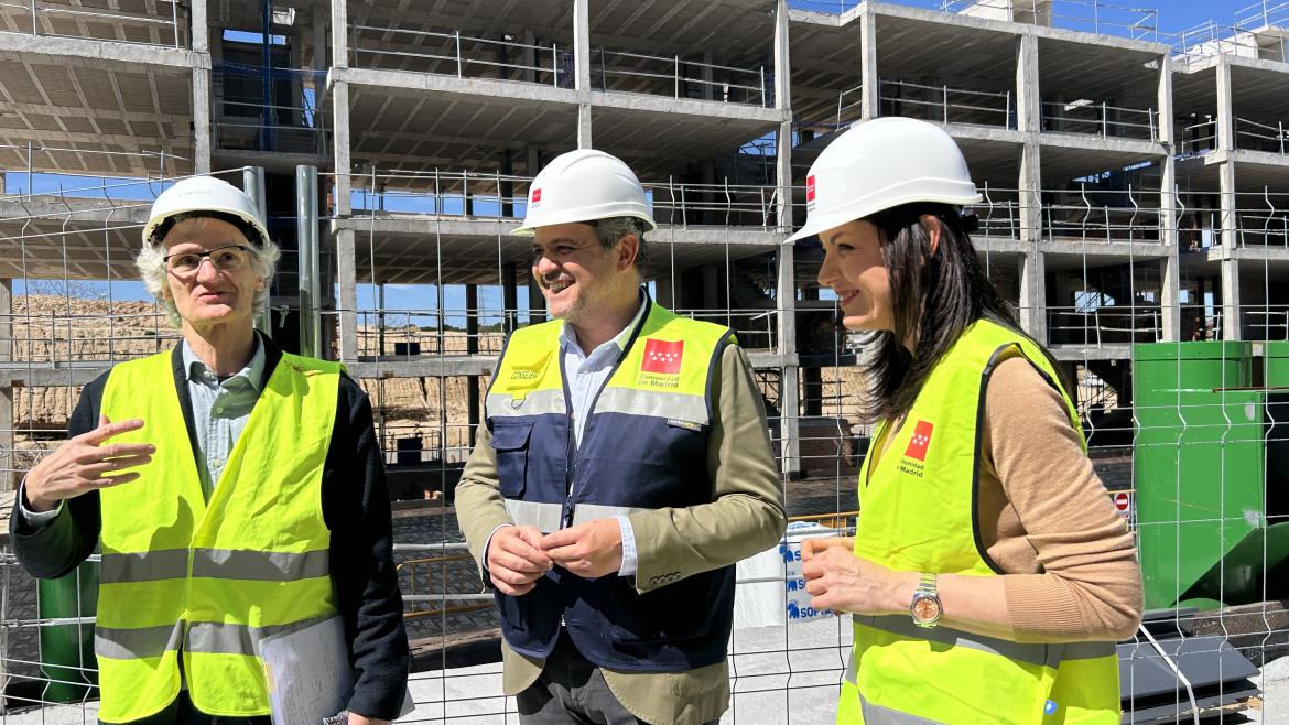 El consejero Jorge Rodrigo durante su visita en Majadahonda de las obras de construcción de viviendas para familias vulnerables 