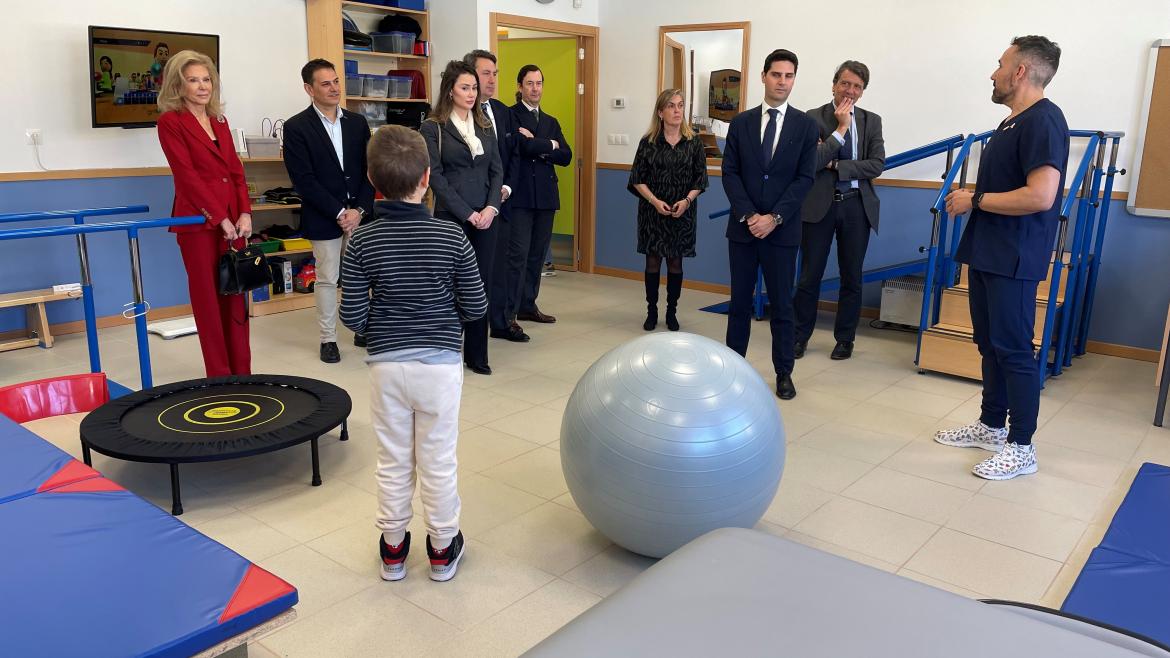 El consejero Emilio Viciana durante su visita al centro Iker Casillas de Torrejón de Ardoz
