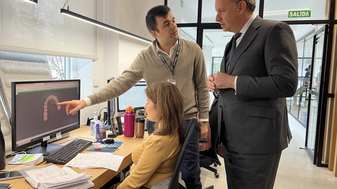 El consejero Miguel López-Valverde durante su visita a la sede de Secret Aligner