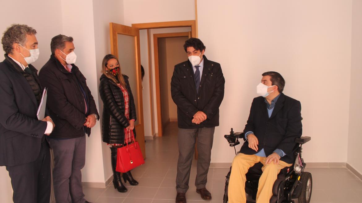 David Pérez durante la entrega de una vivienda a FAMMA