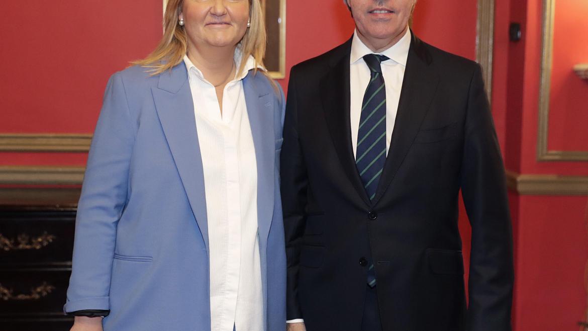 El presidente de la Comunidad de Madrid, Ángel Garrido, con la consejera de Transportes, Vivienda e Infraestructuras, Rosalía Gonzalo.