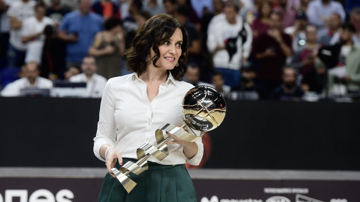 Díaz Ayuso sostiene la Supercopa de España de Baloncesto