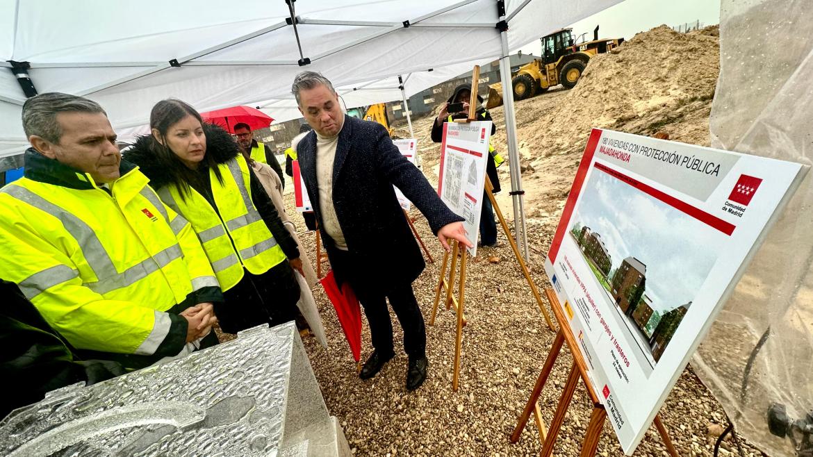 Rodrigo visita la construcción de viviendas de protección pública en Majadahonda El consejero Jorge Rodrigo durante su visita a la construcción de viviendas de protección pública en Majadahonda