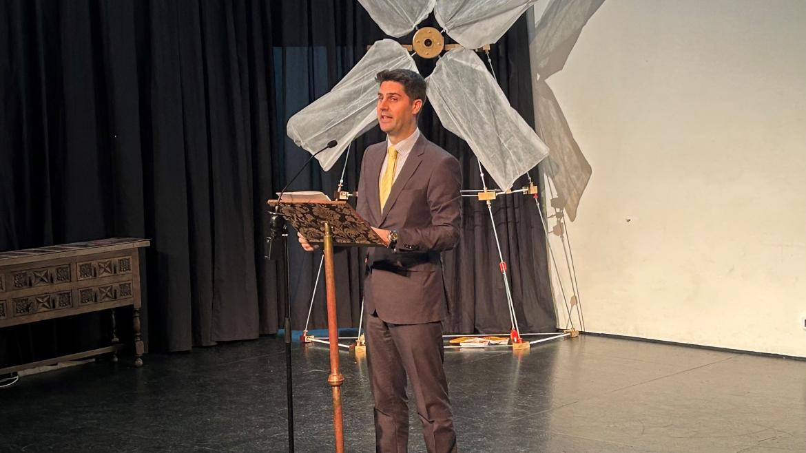 El consejero Emilio Viciana durante una de las actividades que se realizan en los centros educativos por el aniversario del fallecimiento de Cervantes