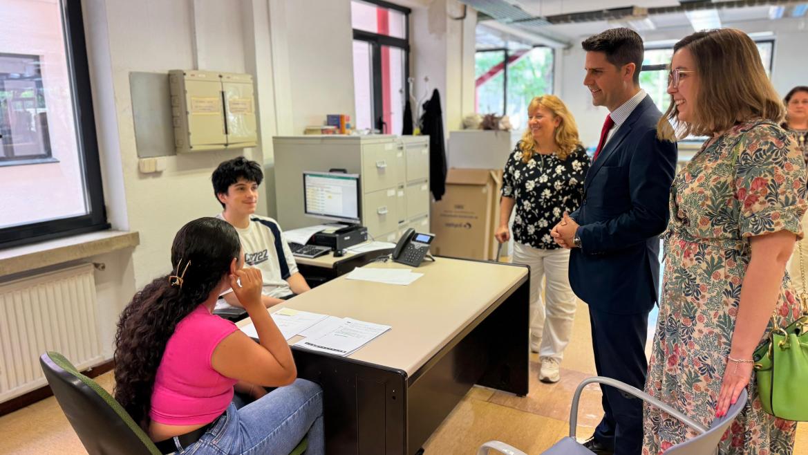 Viciana visita a alumnos que hacen prácticas de FP en organismos del Gobierno regional El consejero Emilio Viciana durante su visita a alumnos que hacen prácticas de FP en organismos del Gobierno regional