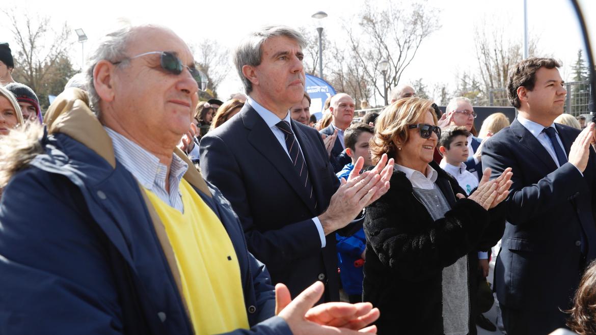 Garrido rinde homenaje a Ignacio Echeverría en la inauguración de sus pistas de patinaje en Las Rozas